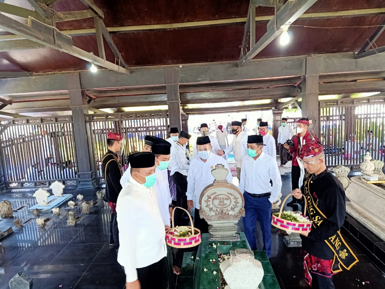 Puncak Hari Jadi Sampang Ke-397, Pejabat Pemkab Ziarah Makam Rato Ebhu