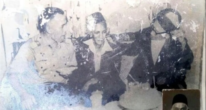 Almaghfurlah KH Abdul Chalim (tengah) saat muda di era awal Kemerdekaan RI.