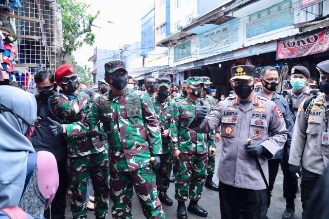 Panglima TNI dan Kapolri Bagikan Masker di Pasar Tanah Abang 